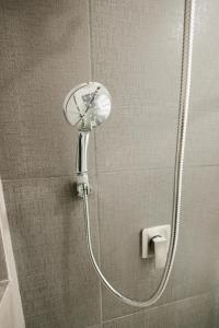 une douche avec pommeau de douche dans une salle de bain dans l'établissement Residencia privada en León, à Cañada