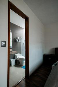 une salle de bains avec toilettes et lavabo dans l'établissement Residencia privada en León, à Cañada 64 autres photos