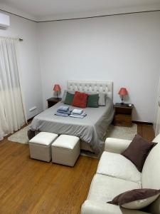 a bedroom with a bed and a couch at Ideal Centro Junin in Junín