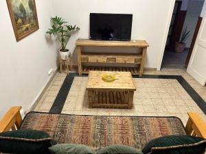 a living room with a television and a coffee table at Ideal Centro Junin in Junín +2 photos