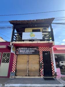 Un edificio con un cartel al costado. en Pousada Jirê, en Itacaré