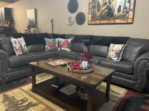 Χώρος καθιστικού στο A Bear's Hibernation condo