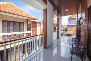 un balcon avec une table et des chaises dessus dans l'établissement The Hunian, à Seminyak