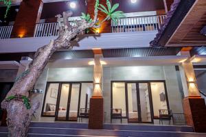 un bâtiment avec un arbre devant lui dans l'établissement The Hunian, à Seminyak 16 autres photos