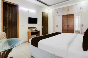 TV a/nebo společenská místnost v ubytování Super Townhouse Subhash Chowk Near Medanta Hospital Formerly L B Residency + 26 fotografií