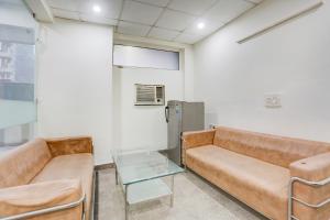 Kuchyň nebo kuchyňský kout v ubytování Super Townhouse Subhash Chowk Near Medanta Hospital Formerly L B Residency