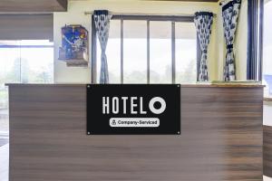 Un mostrador de hotel con un cartel encima en Hotel O Bhiwandi Road Railway Station Formerly Shivneri, en Umberpāda