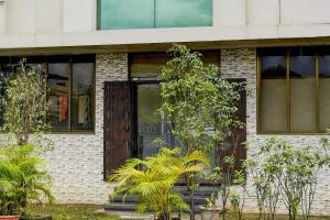 una puerta delantera de un edificio con plantas delante en Hotel O Bhiwandi Road Railway Station Formerly Shivneri, en Umberpāda 21 fotos más