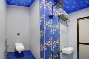 baño con aseo y techo azul en Hotel O Bhiwandi Road Railway Station Formerly Shivneri, en Umberpāda