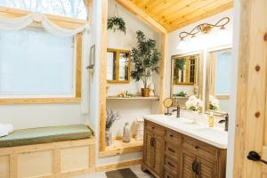 Ένα μπάνιο στο Escape to Villa Serena