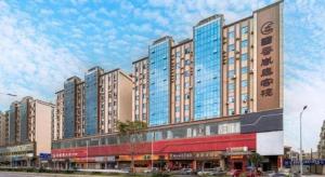 een groot gebouw met veel ramen aan een straat bij BOOK PAVILION HOTEL in Dongguan