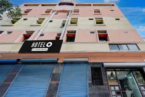 チェンナイにあるSuper Hotel O Chennai Central Railway Station Formerly Annakilly Tower Guest Houseの建物脇の看板