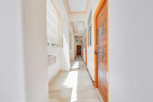 a hallway with a door and a tile floor at Super Hotel O Guntur Railway Junction in Guntūr