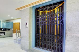a door in the side of a building at Super Hotel O Guntur Railway Junction in Guntūr +23 photos