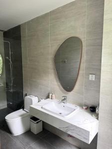 Ένα μπάνιο στο Sky View +31 φωτογραφίες