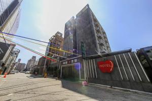 a building with a apple sign on the side of it at Yeosu Apple Hotel in Musŏn
