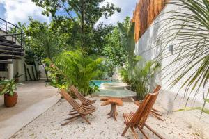 un patio con 2 sedie e una piscina di Casa Wayra Tulum a Tulum