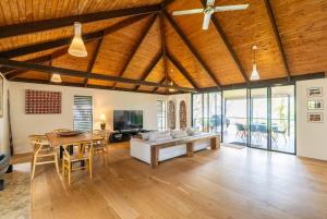 Kuchyň nebo kuchyňský kout v ubytování Sand Track - The Beachfront Retreat