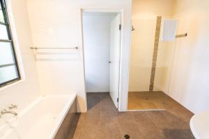 Koupelna v ubytování Sand Track - The Beachfront Retreat + 30 fotografií