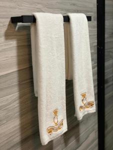 2 handdoeken op een handdoekenrek in de badkamer bij Queens Lake Cabin in Nuwara Eliya +39 foto's