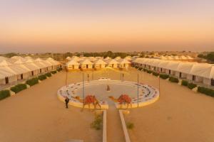 een luchtfoto van een woestijnkamp met tenten bij Hotel Patel Heritage Sam in Sām