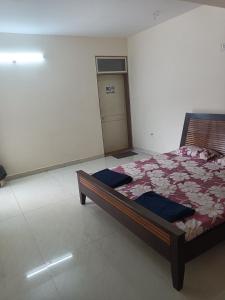 Guest House Sai Leela في Chicalim: غرفة نوم بها سرير في الغرفة