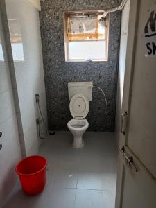 ChicalimGuest House Sai Leela的带马桶和窗户的小浴室