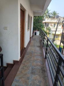 ChicalimGuest House Sai Leela的阳台,带走道的房屋