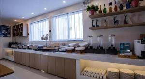 eine Küche mit einem Tresen mit einem aasteryasteryasteryasteryasteryasteryasteryasteryasterja in der Unterkunft City Comfort Inn Fuyang Hongqi Middle School Erlijing Night Market in Fuyang