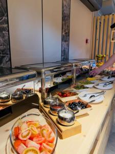 een buffet met veel verschillende soorten eten bij Ala Boutique Hotel in Alma-Ata