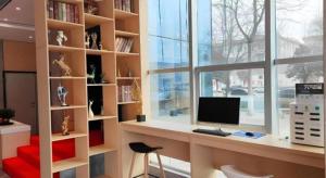 een bureau met een computer in een kamer met een raam bij GreenTree Inn Express Shandong Jinin Jiaxiang Railway Station in Jiaxiang
