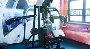 een kamer met een fitnessruimte met een stoel erin bij GreenTree Inn Shanxi Linfen Huozhou High-Speed Railway Station in Huozhou