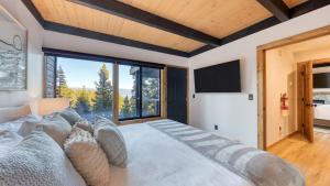 Voodi või voodid majutusasutuse Lake Tahoe Luxury Cabin by AvantStay Lake View toas