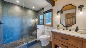 Vannituba majutusasutuses Lake Tahoe Luxury Cabin by AvantStay Lake View +43 fotot