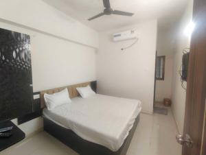 Ένα ή περισσότερα κρεβάτια σε δωμάτιο στο Hotel O Sai Shlok Inn Lodging