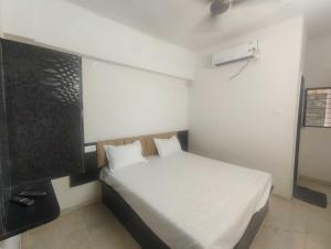 Ένα ή περισσότερα κρεβάτια σε δωμάτιο στο Hotel O Sai Shlok Inn Lodging +9 φωτογραφίες