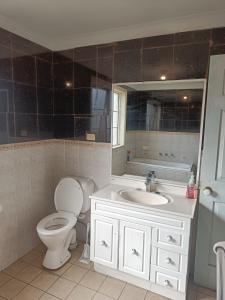 Ένα μπάνιο στο Budget Queen Room - 492