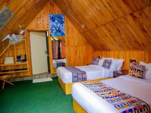 1 Schlafzimmer mit 2 Betten in einer Holzhütte in der Unterkunft Ankara Garden Resort Nairobi in Ongata Rongai  + 58 Fotos