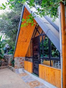 ein kleines Gebäude mit einer Markise an der Seite in der Unterkunft Ankara Garden Resort Nairobi in Ongata Rongai 