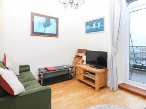 TV a/nebo společenská místnost v ubytování Captains Quarters