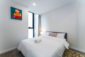 Ένα ή περισσότερα κρεβάτια σε δωμάτιο στο Art filled 2b2b Apt Family Friendly Free Parking