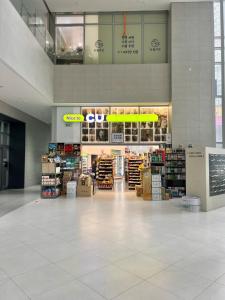ein Lebensmittelgeschäft mit einem großen Laden mit Produkten in der Unterkunft 송도 한라웨스턴파크, 레지던스형 숙소 in Taeam + 35 Fotos