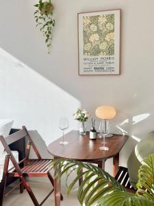 ein Wohnzimmer mit einem Tisch und einem Stuhl in der Unterkunft 송도 한라웨스턴파크, 레지던스형 숙소 in Taeam