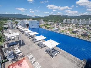 Nespecifikovaný výhled na hory nebo výhled na hory při pohledu z hotelu