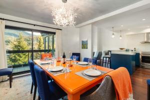 Fotografie z fotogalerie ubytování ZenAway - 4BR Luxury Penthouse - Stunning Mtn Views v destinaci Whistler