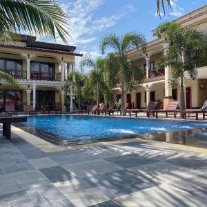 een zwembad voor een gebouw bij Lebijou Guesthouse - Konesavath in Don Det