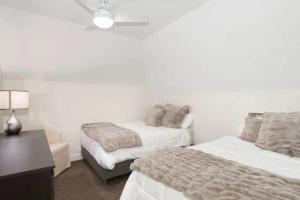 Postel nebo postele na pokoji v ubytování ZenAway - 4BR Luxury Penthouse - Stunning Mtn Views