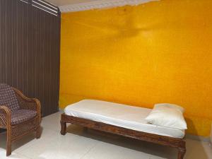 Ένα ή περισσότερα κρεβάτια σε δωμάτιο στο Collection O Machilipatnam Bus Terminal Formerly Vijaya Raghava Residency