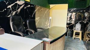 a room with chairs and a desk with a counter top at Hotel O Mathura Janam Bhumi Link Road in Bhuteshwar