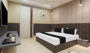 a bedroom with a large bed in a room at Townhouse Oak CSJMU Kanpur Formerly Shree Dev Villa in Kaliānpur +11 photos
